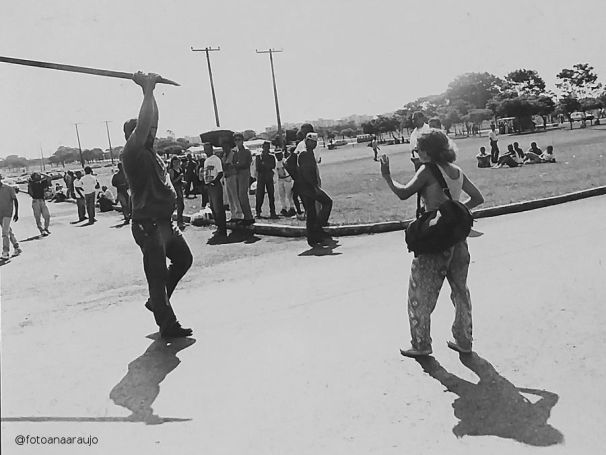 Jornal de Brasilia 1992 Grevista bêbado ameaça agredir fotojornalista Brasília DF